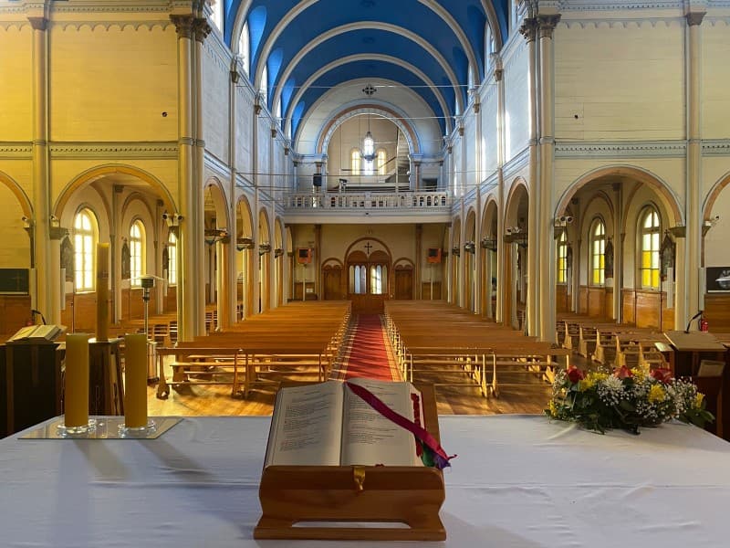 Nave de la Iglesia del Sagrado Corazón con bóveda azul