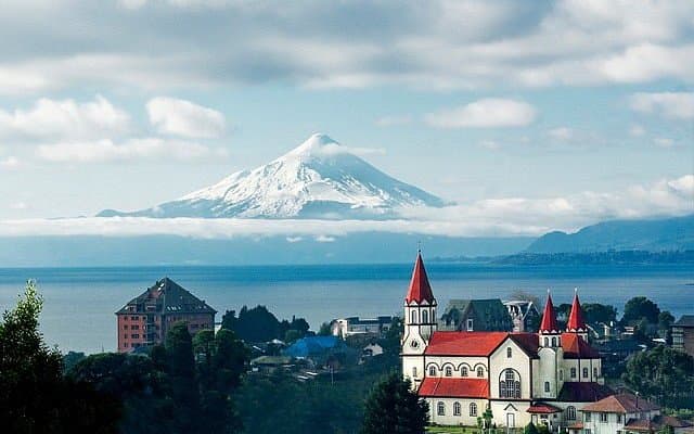 Iglesia del Sagrado Corazón con el Volcán Osorno y el Lago Llanquihue