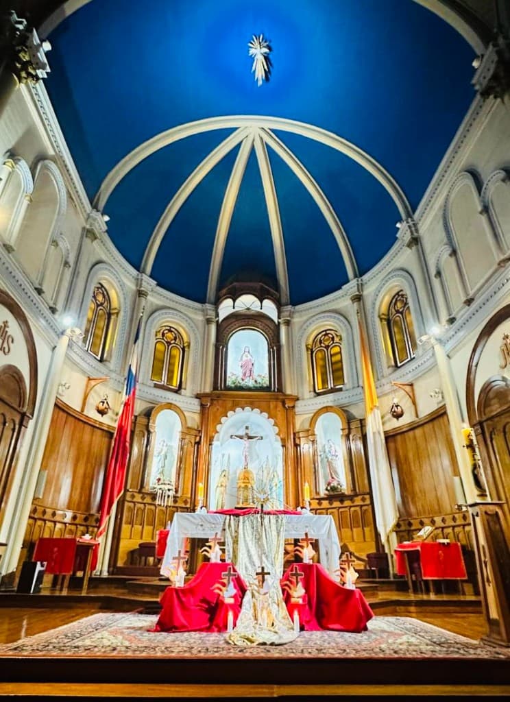 Altar y santuario interior de la Iglesia del Sagrado Corazón